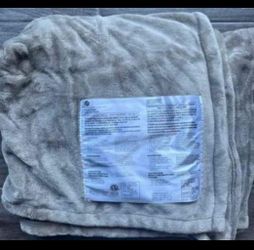 London Luxury Heated Throw Blanket Plug In By Brookstone for Sale in Brick Township NJ OfferUp
