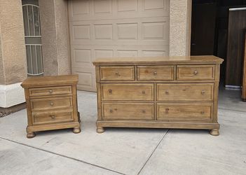 Vandenmore By Ashley Dresser Set 