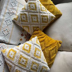 4 Pillow Cases With Fillings 