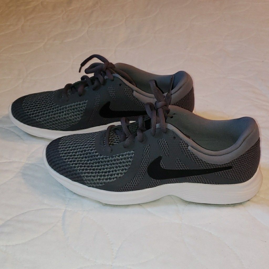 NIKE YOUTH 5.5 (WOMANS 7) NEW