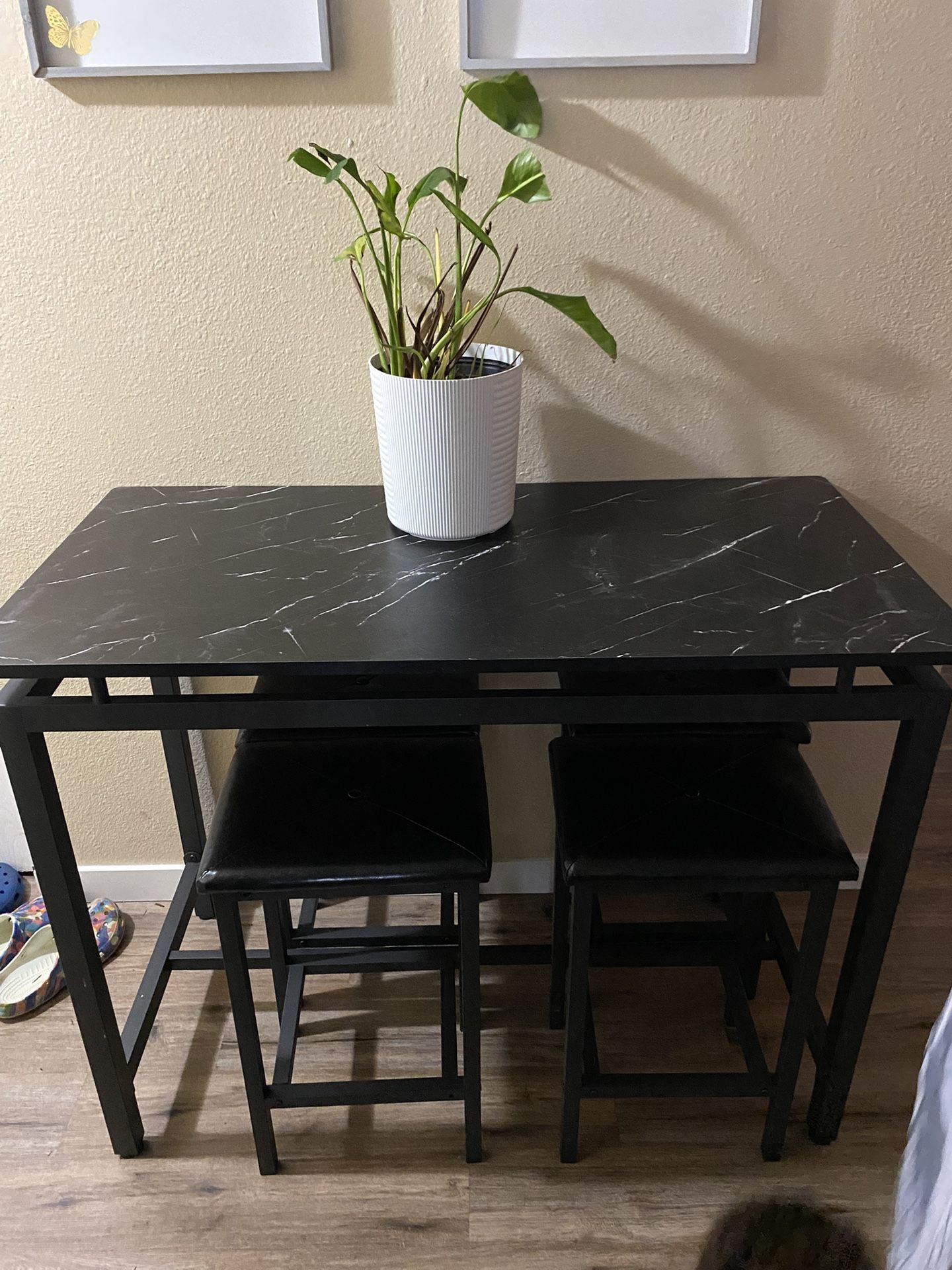 Like New Table And Stools 