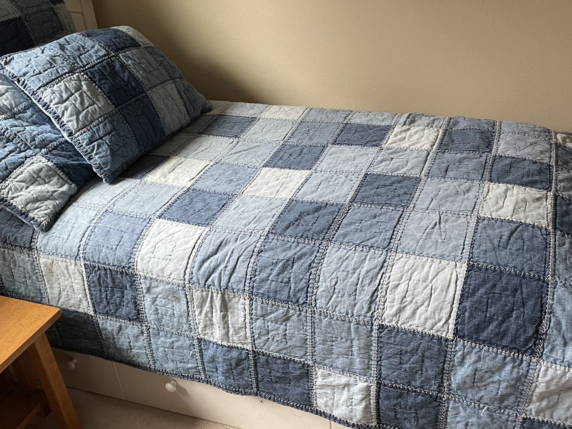 Pottery barn Quilt Twin Bedding Set.