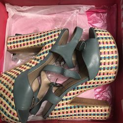 pair of gray peep toe chunky heels 👠 9M