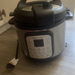 Barely Used Instant Pot/ Air Fryer 