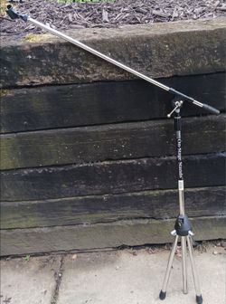 ON-STAGE STANDS MS7701 SERIES MICROPHONE STAND W/A TRIPOD BASE