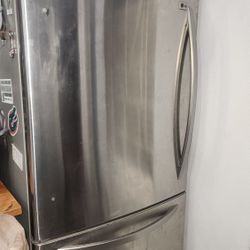 LG Refridgerator works good 