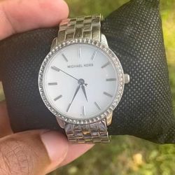 Used Women’s Michael Kors luxury Watch  Works  - Working Analog Casual Luxury Watch - Silver Color