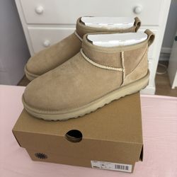 Women’s UGG CLASSIC ULTRA MINI Size 8