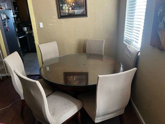 Round dining table with 6 chairs and glass protector/Comedor de madera redondo con 6 sillas y vidrio protector