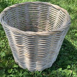 Large Vintage Wicker Planter Holder, (with Drainage Tray. 