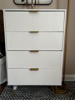 White wood four drawer dresser