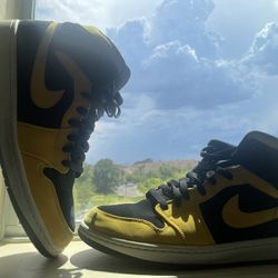 Jordan 1 Mid Reverse New Love 