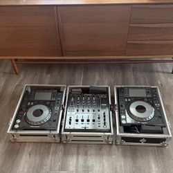 2 x Pioneer CDJ 2000 NXS + 1 X DJM 900 NXS Mixer w/ Flight Cases
