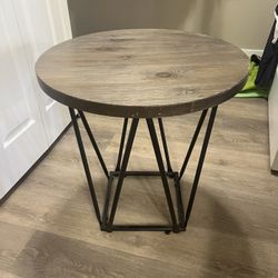 Beautiful Perf Condition Round Top End Or Side Table 