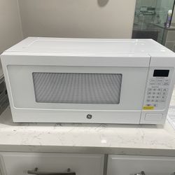 New GE 1.1 cu. ft. Countertop Microwave