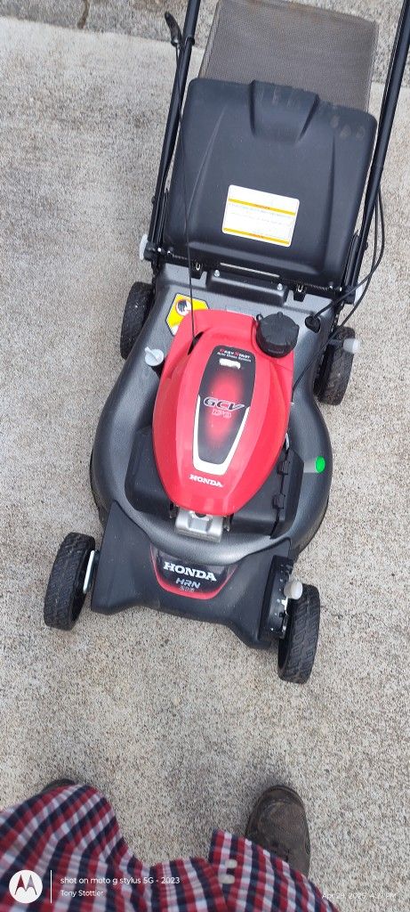 Like New HONDA HRN 216 MOWER Pending