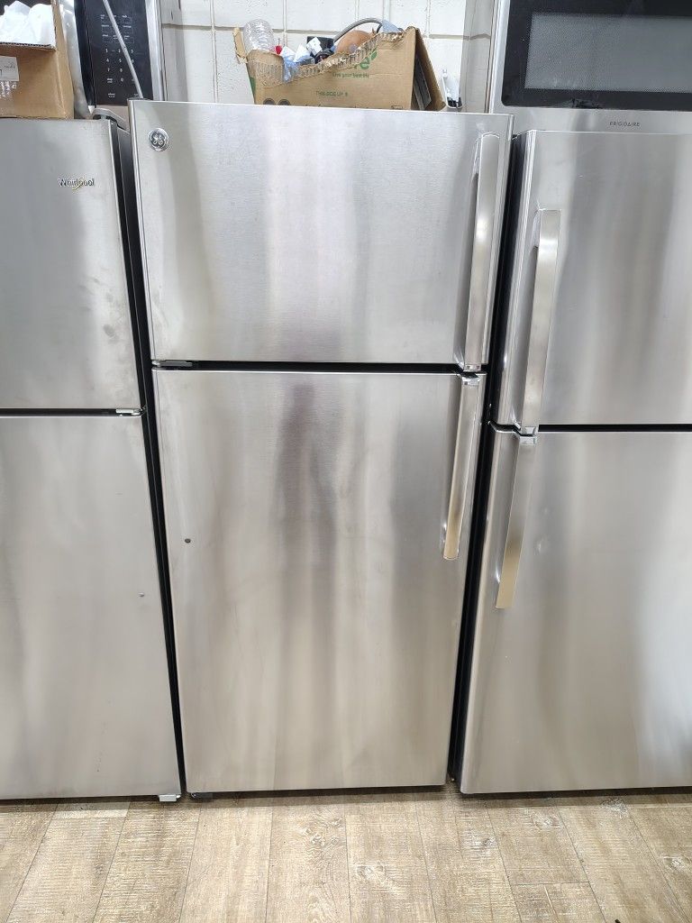 GE Aparment Size Refrigerador With Ice Maker Machine In Excellent Working Condition