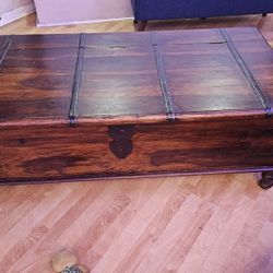 chest coffee table w/storage 27W X 55L X 19.5H