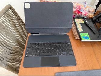 M1 IPad Pro 12.9 Magic Keyboard
