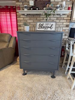 ✨✨GORGEOUS GRAY TALL SOLID WOOD OLDER 5 DRAWER DRESSER✨✨