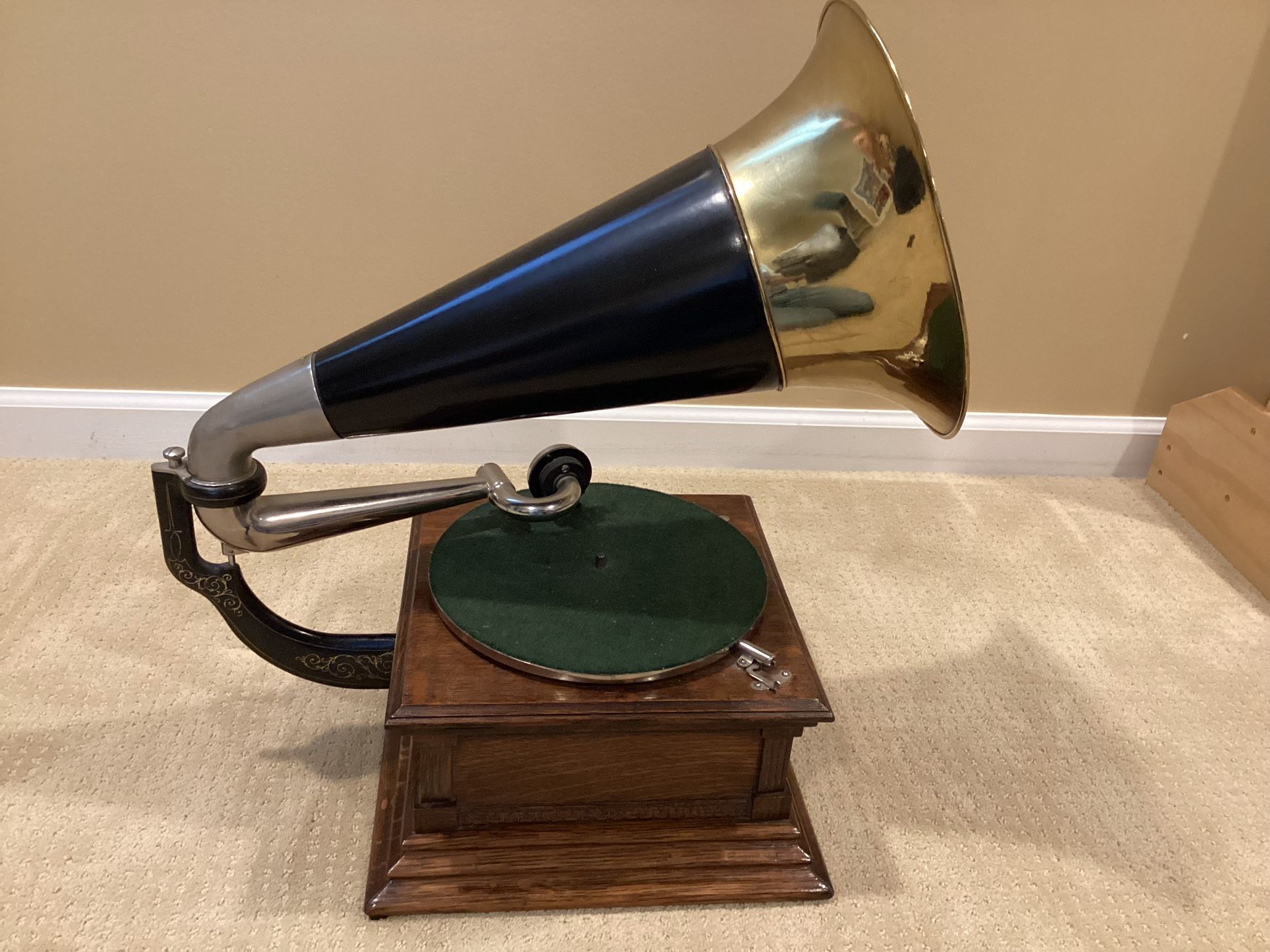 1905 Victor Monarch Phonograph- Restored
