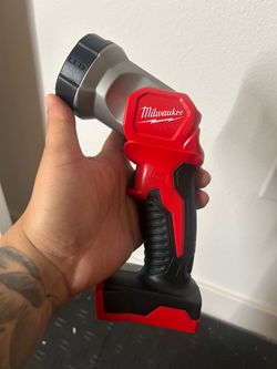 Milwaukee M18 18-Volt Lithium-Ion Cordless 100 Lumens LED Flashlight (Tool-Only)