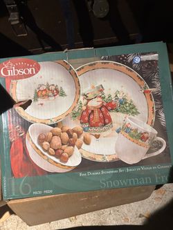 Gibson Snowman 16-Piece Stoneware Dinnerware Set