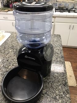 Automatic dog/cat feeder