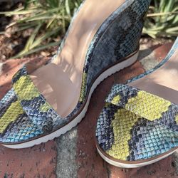 JLO by Jennifer Lopez Snakeskin Wedge Sandals – Size 8M Sandalias de cuña JLO by Jennifer Lopez – Talla 8M