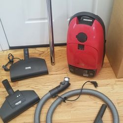 NEW cond MIELE COMMERCIAL VACUUM WITH COMPLETE ATTACHMENTS  , AMAZING POWER SUCTION  , WORKS EXCELLENT  , IN THE BOX 