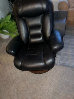Black leather Chair / Silla de cuero negra