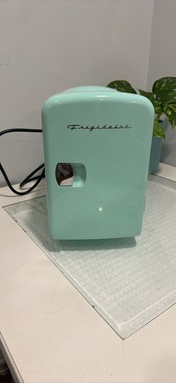Frigidaire Mini Portable Compact Personal Fridge Cooler,