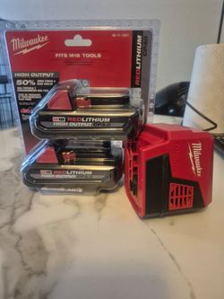 2 baterias y 1 cargador Milwaukee