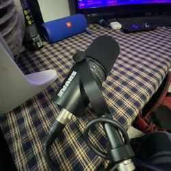 Shure Mv7 (With BoomStick)