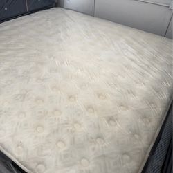 KING SIZE SIMMONS BEAUTYREST BLACK SERIES 2 (FIRM) HYBRID MATTRESS & BOX SPRINGS BED SET