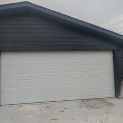 Garage Door (Puerta De Garage)