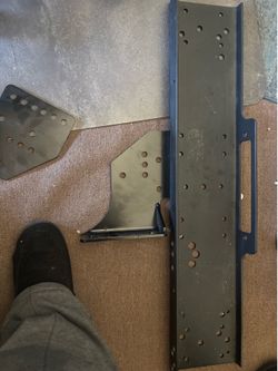 Universal winch mounting plate with hardware