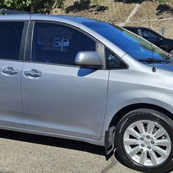 Top Of Line 2013 Toyota Sienna XLE AWD Seats 7 Captain Chairs W Footrests