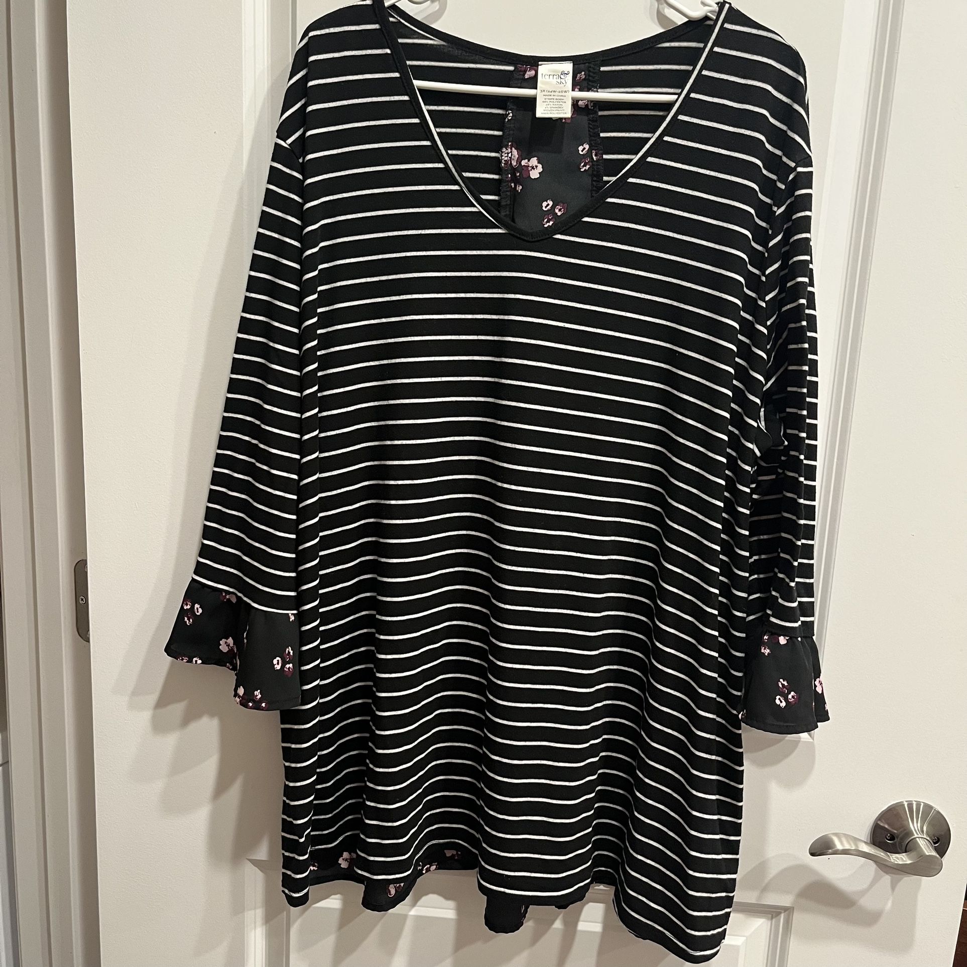Terra & Sky Tunic Top 3X Black White Stripe Lace Up Back Floral Ruffle.