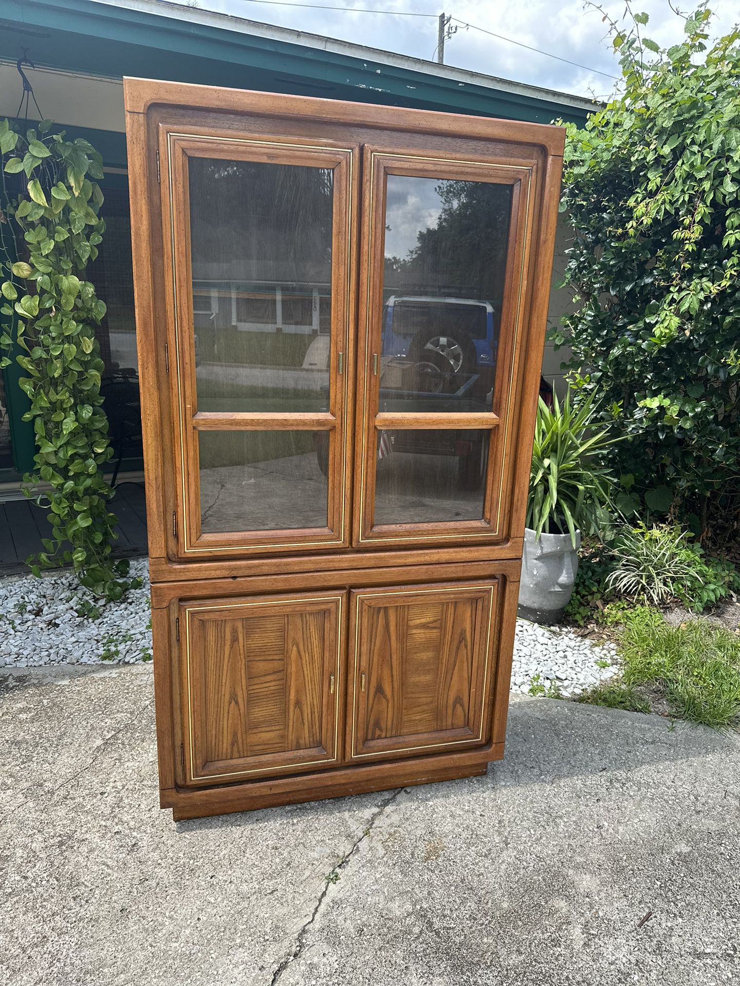 China Hutch Cabinet With Light 
