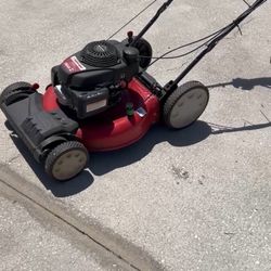 Troy Bilt Self Propelled Lawnmower  TB230 Runs and Cuts Great New Air Filter  Fresh oil Comes with Grass Catcher (Bag) 