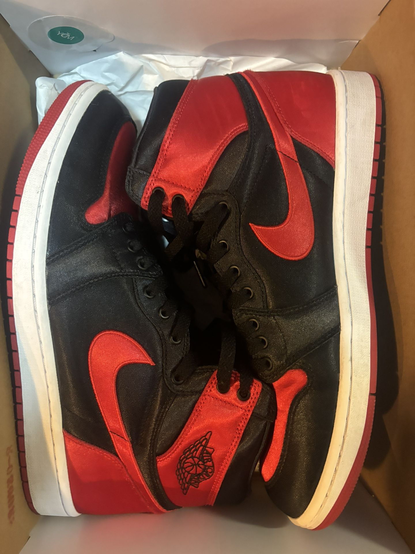 Jordan 1 satin bred. Size (12W/10.5M). Preowned in good condition. Comes with Og all. $50 bucks. Steal!! Tap in!!