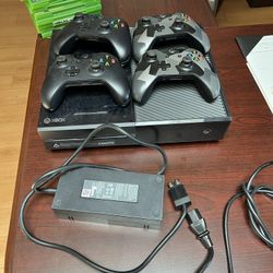 XBOX ONE WITH CONTROLLER AND GAMES