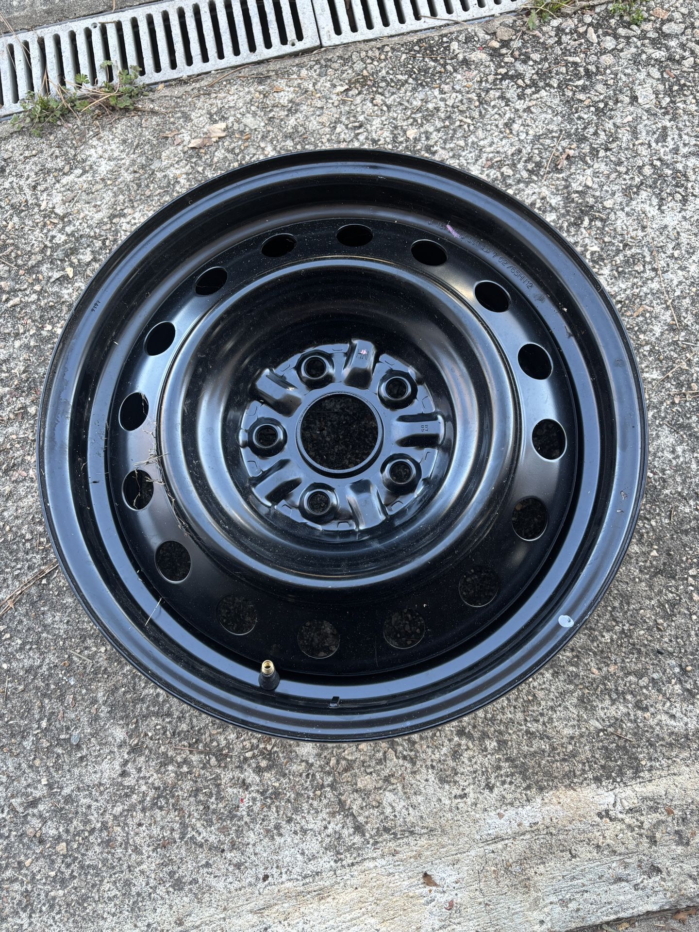 16x6.5 16 Slot Steel Wheel Black - J 16x6.5 JJ DOT 7 02 / 65HN12