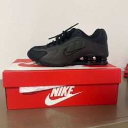black Nike Shox 