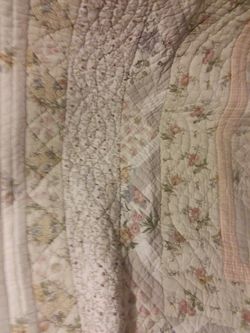 king size beautiful quilt and 2 shams
