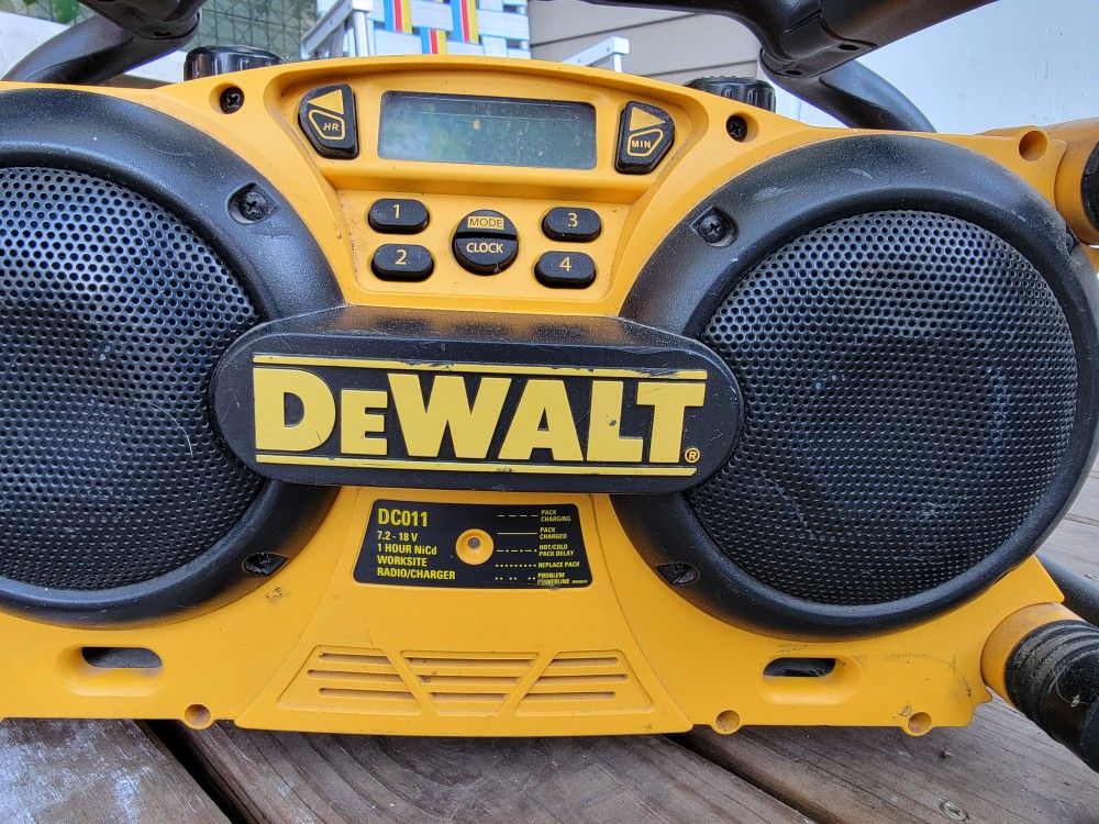 Dewalt DC011 Heavy Duty Worksite AM/FM Aux Radio Corded Or Battery for