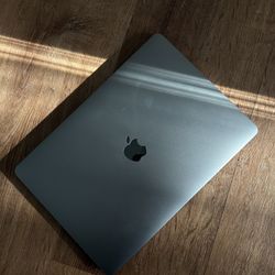 ***NEGOTIABLE ***2019 Apple MacBook Pro - 256 SSD - Like New!! 