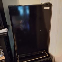Insignia™ - 2.5 Cu. Ft. Mini Fridge