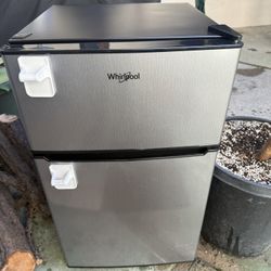 Small Whirlpool Mini Fridge 